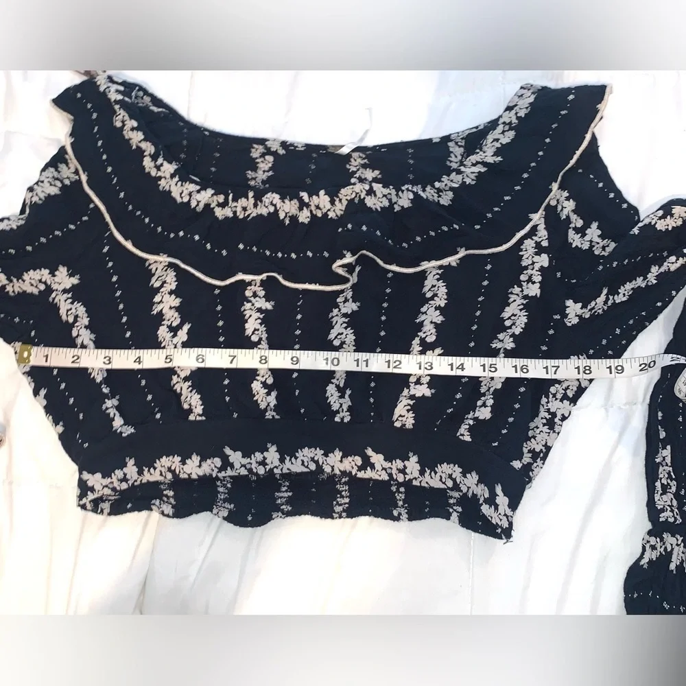 Free People ruffled long sleeve crop blouse Navy Blue and off white Large